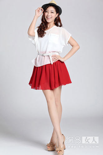 T-shirt matching red chiffon pleated skirt